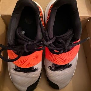 Nike boys shoes Kylie Flytrap III SE (PS) size 2Y